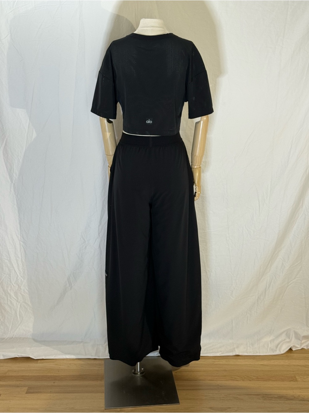 Alo Yoga Mesh Mirage Set- Small top and Extra Small pants - Picture 3 of 4
